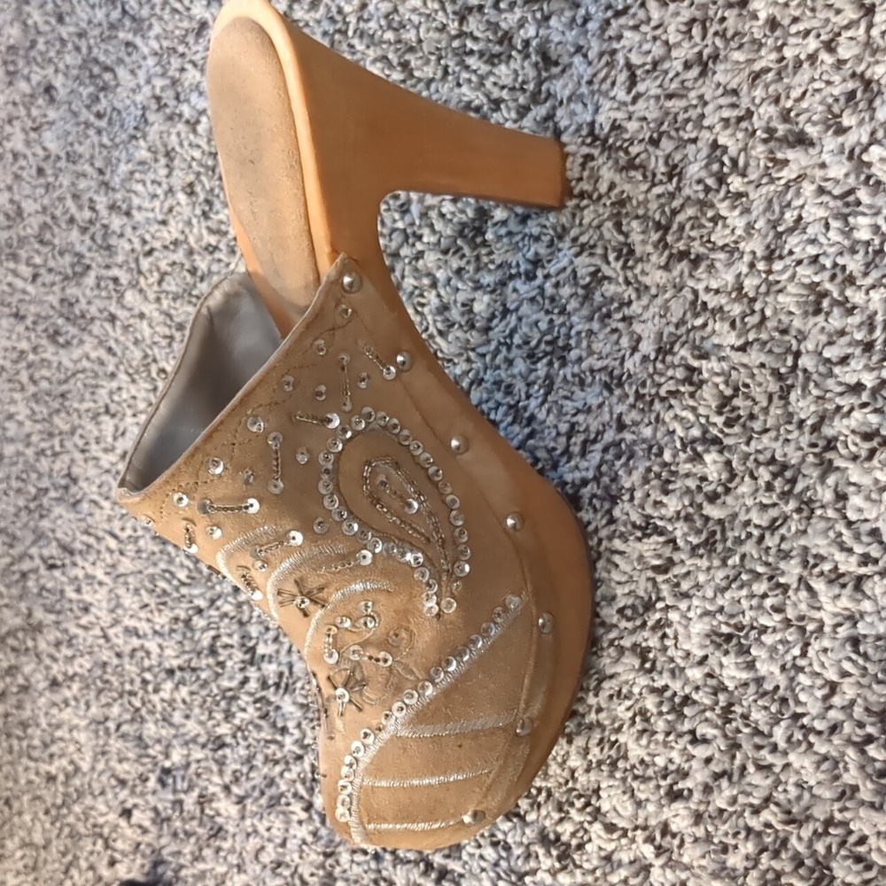 Unique heels! - Picture 2 of 4